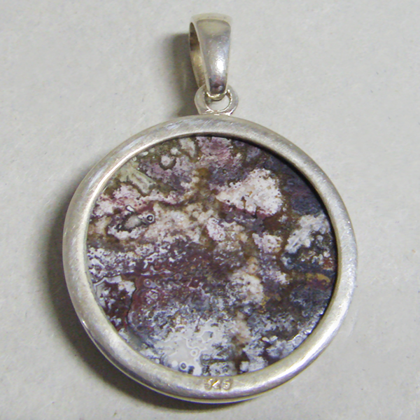 (p1238)Silver pendant with polished stone.